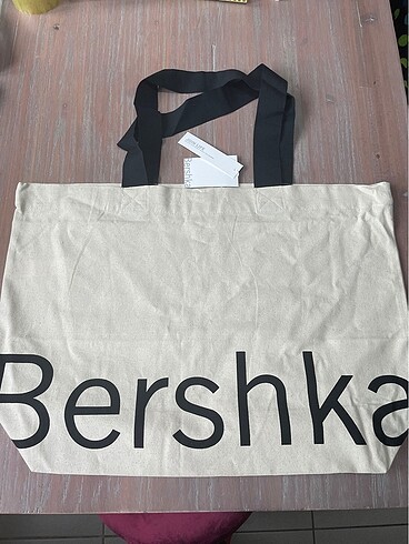 Bershka canta