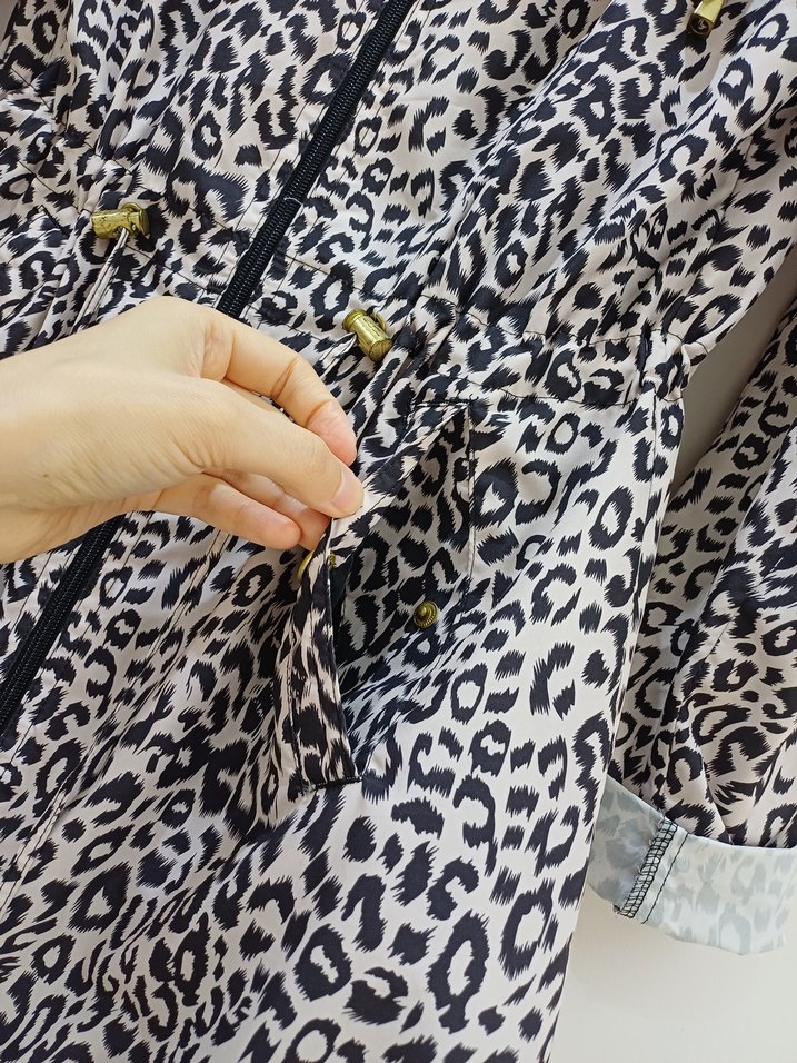 Leopar Desenli Midi Kadın Yağmurluk - Görsel 3