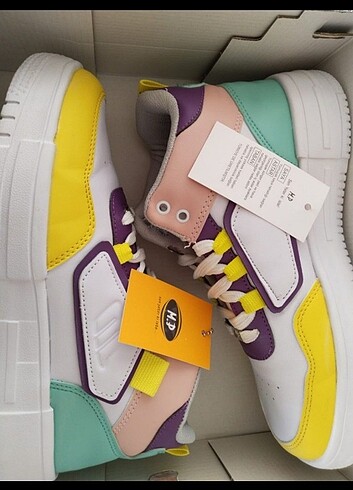 Diğer Sneakers yeni etiketi üzerinde