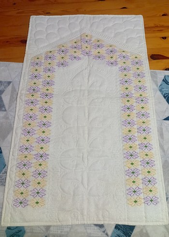 Çiçek Desenli El İşlemesi seccade