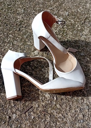 Beyaz Tokalı Kadın Topuklu Ayakkabı - Görsel 2