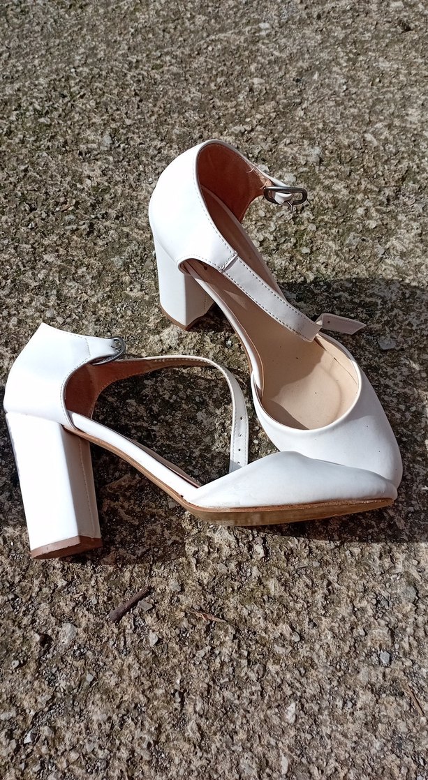 Beyaz Tokalı Kadın Topuklu Ayakkabı - Görsel 2