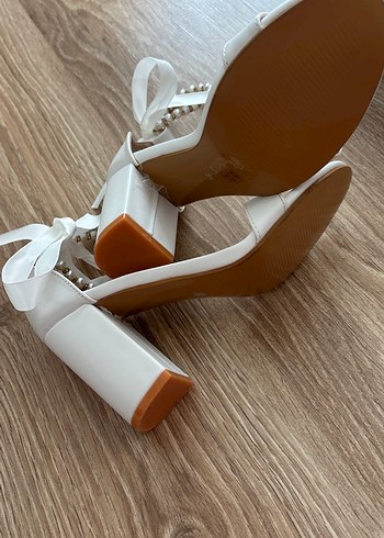 İnci Detaylı Beyaz Blok Topuklu Kadın Ayakkabı - Görsel 4