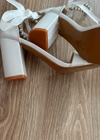 İnci Detaylı Beyaz Blok Topuklu Kadın Ayakkabı - Görsel 5