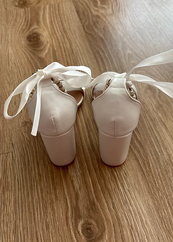 İnci Detaylı Beyaz Blok Topuklu Kadın Ayakkabı - Görsel 3