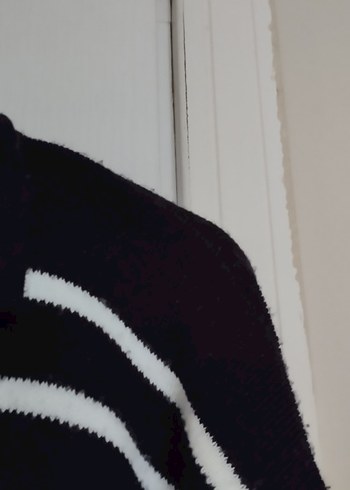 Siyah Beyaz Çizgili V Yaka Triko Kazak - Görsel 3