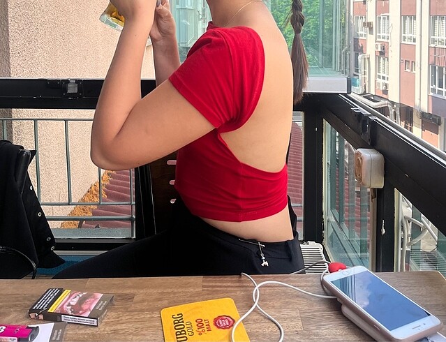 Sırtı açık bluz