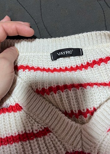 V Yaka Kırmızı Çizgili Örgü Kadın Kazak - Görsel 3