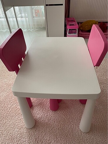 Ikea İkea çocuk masa ve 1 adet sandalye