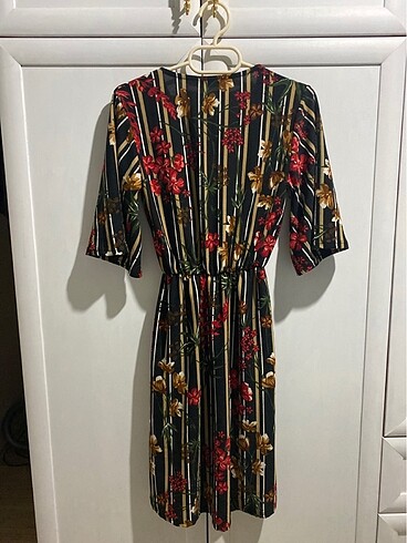 Şık çiçekli siyah elbise - Görsel 5