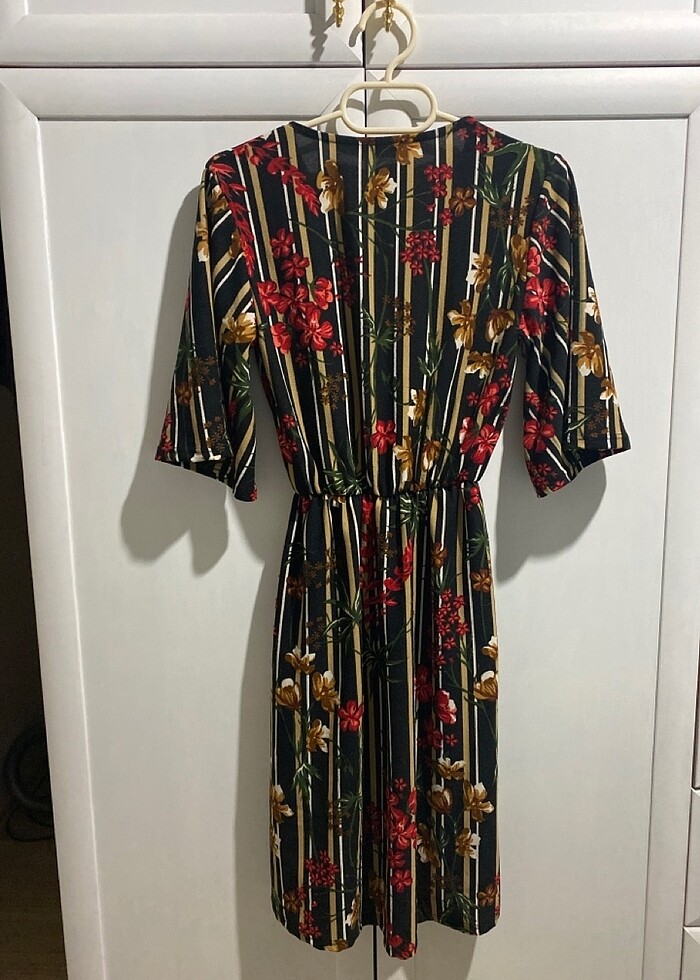 Şık çiçekli siyah elbise - Görsel 5