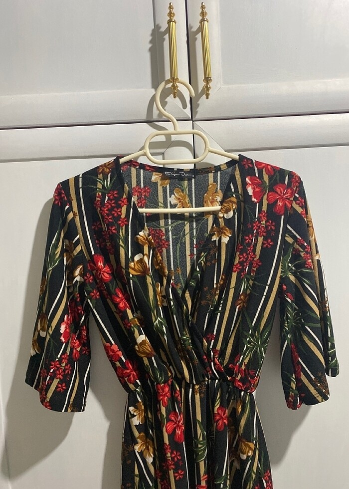 Şık çiçekli siyah elbise - Görsel 2