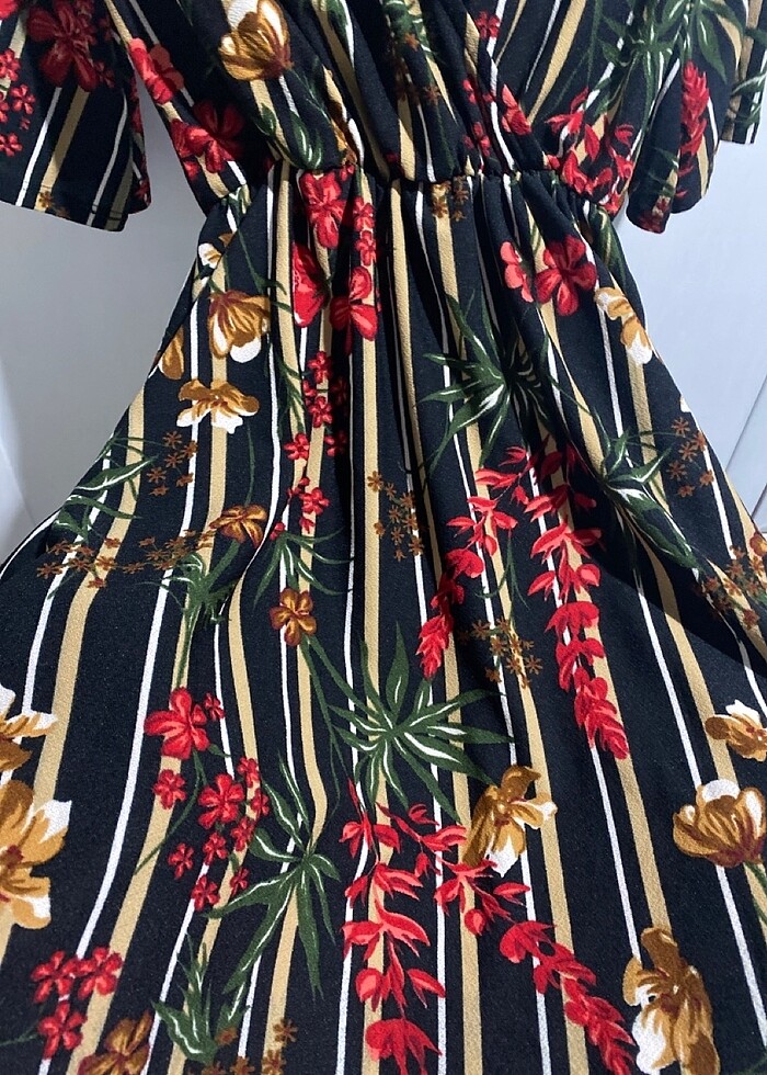 Şık çiçekli siyah elbise - Görsel 3