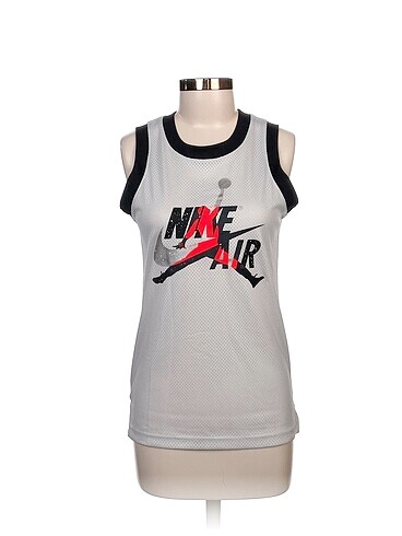Nike T-shirt %70 İndirimli.