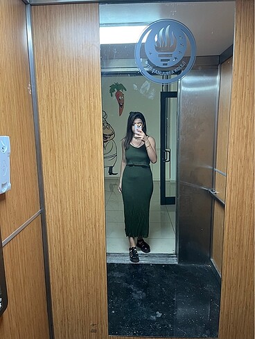 Yeşil askılı elbise
