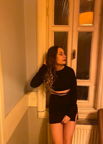 Siyah yırtmaçlı mini etek