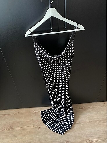 Zara Zara siyah beyaz puantiyeli XS saten midi elbise