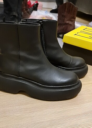 H&M Bot 38 