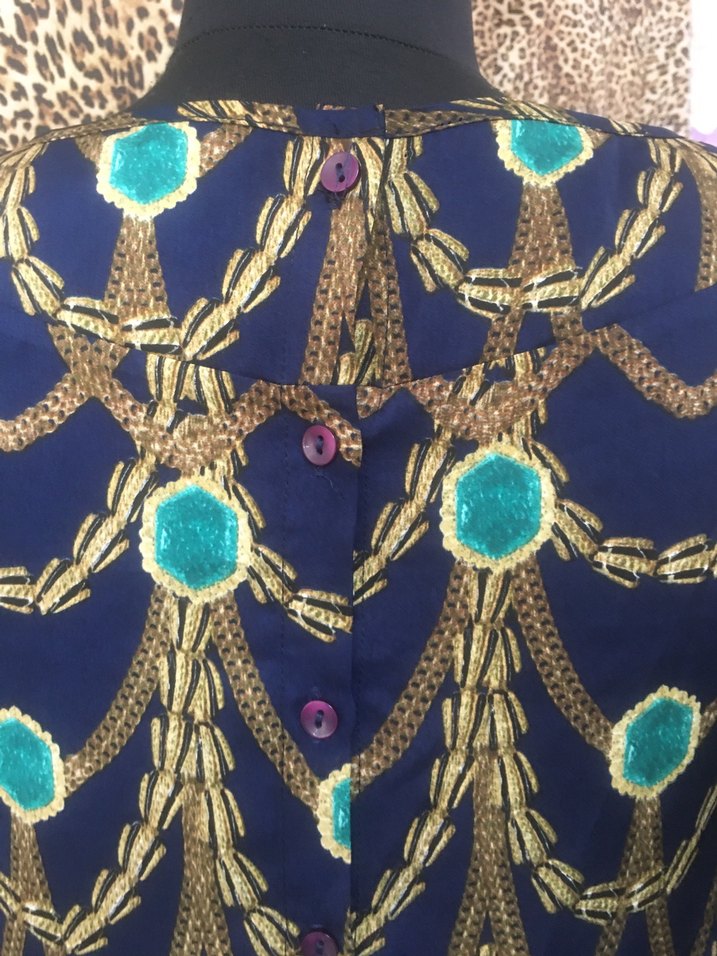 Zincir Detaylı Desenli Lacivert Kadın Bluz - Görsel 5