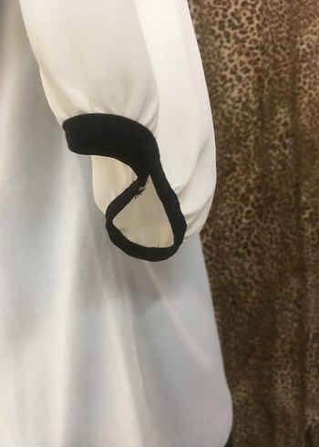 Siyah Yaka Detaylı Beyaz Uzun Kollu Bluz - Görsel 4