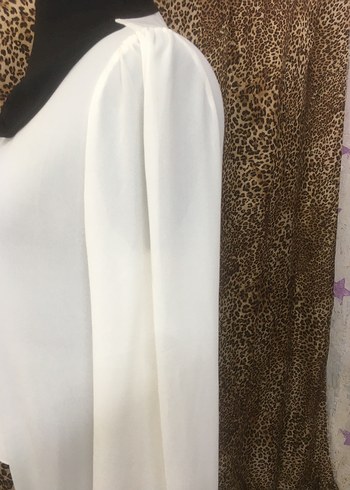 Siyah Yaka Detaylı Beyaz Uzun Kollu Bluz - Görsel 3