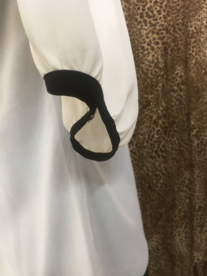 Siyah Yaka Detaylı Beyaz Uzun Kollu Bluz - Görsel 4