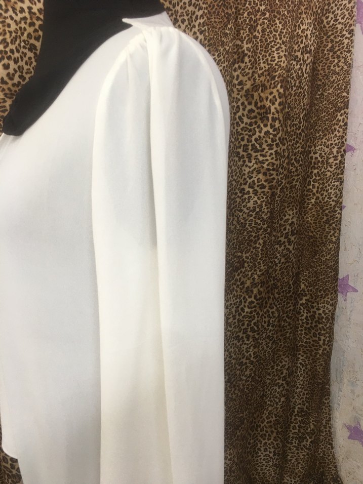 Siyah Yaka Detaylı Beyaz Uzun Kollu Bluz - Görsel 3