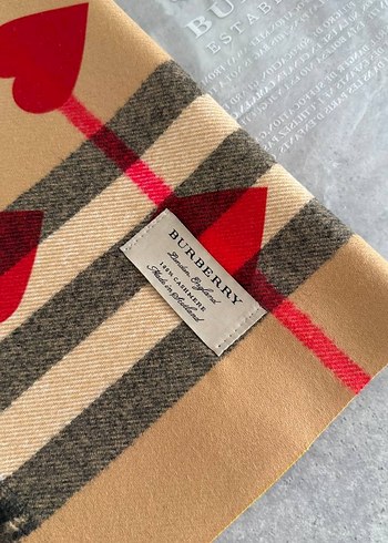 Burberry Scarf Heart  %100 Cashmere
30x168 Cm - Görsel 3