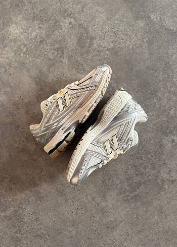 37 Beden beyaz Renk New Balance 1906 Silver Metallic 36-40 Arası Numaralar