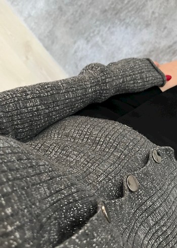 Düğmeli V Yaka Gri Kadın Triko - Görsel 2