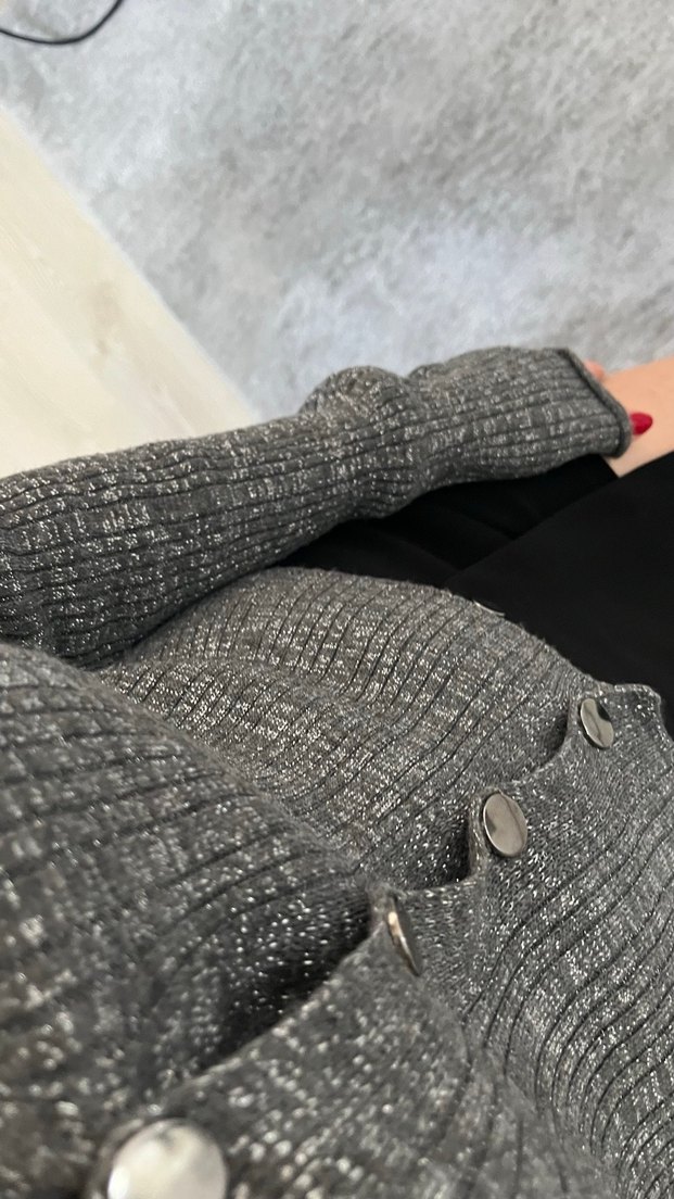 Düğmeli V Yaka Gri Kadın Triko - Görsel 2