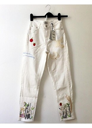 Beyaz nakışlı mom jeans