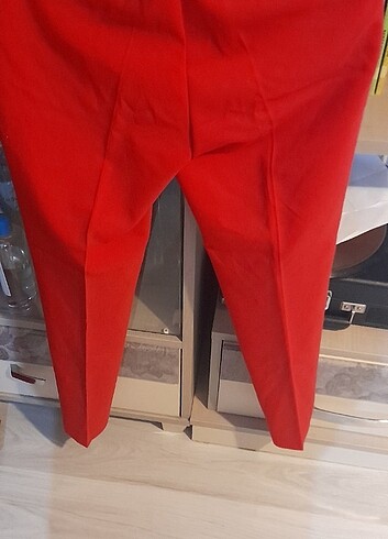 Kırmızı kumaş pantolan