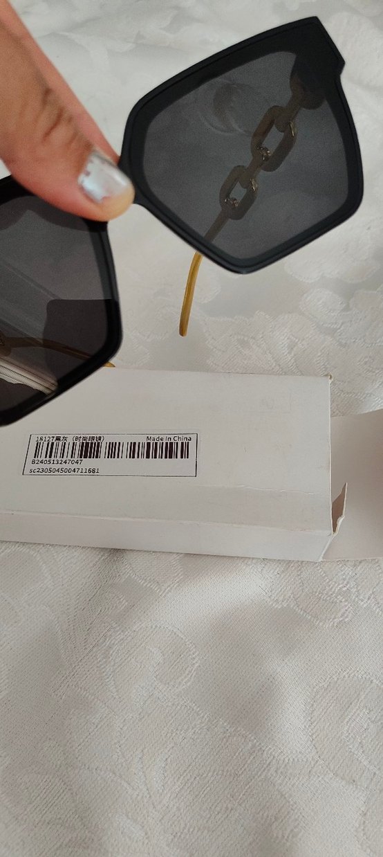 Zincir Detaylı Siyah Kadın Güneş Gözlüğü - Görsel 2