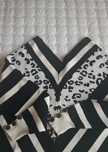 Zebra Desenli V Yaka Düğmeli Hamile Hırka - Görsel 3