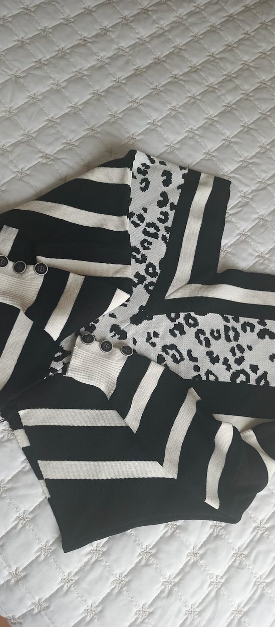 Zebra Desenli V Yaka Düğmeli Hamile Hırka - Görsel 2