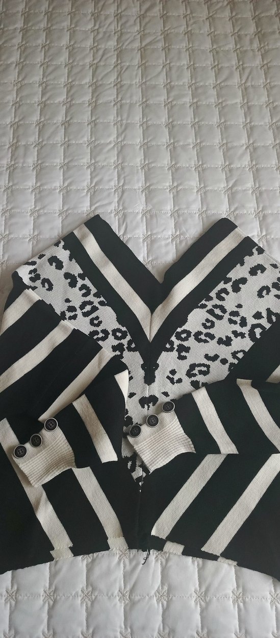 Zebra Desenli V Yaka Düğmeli Hamile Hırka - Görsel 3