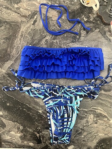 Straplez fırfırlı bikini takımı