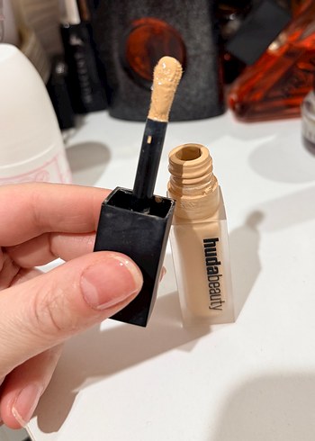 Huda Beauty Koyu Bej Fondöten - Görsel 4