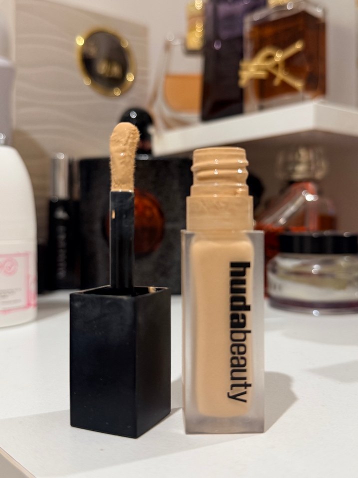 Huda Beauty Koyu Bej Fondöten - Görsel 3