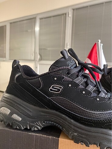37 Beden siyah Renk Skechers orijinal bir kaç kez kullanıldı