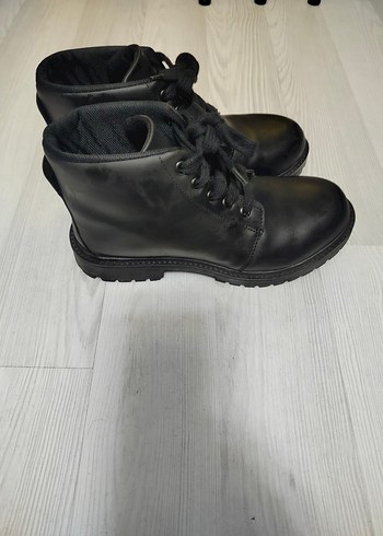 Siyah erkek çocuk Bot - Görsel 2