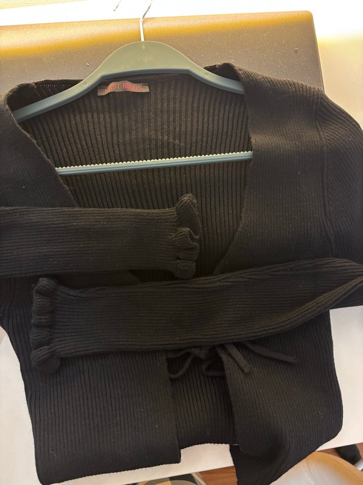 Siyah V Yakalı Triko Bağcıklı Hırka - Görsel 2