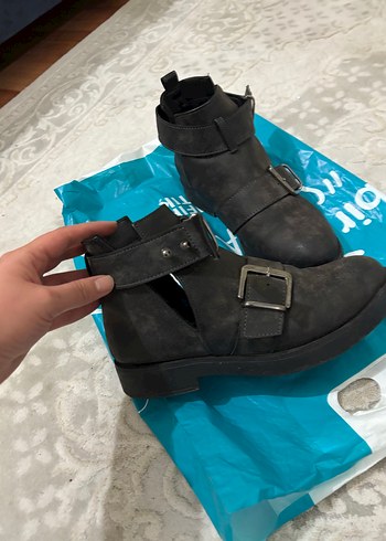 Gri Deri Tokalı Kadın Bot - Görsel 2