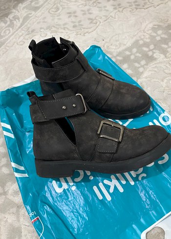 Gri Deri Tokalı Kadın Bot - Görsel 3