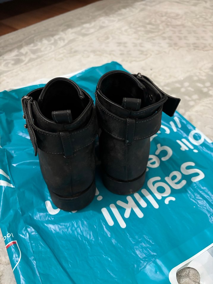 Gri Deri Tokalı Kadın Bot - Görsel 4