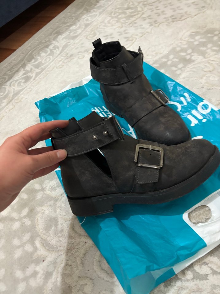 Gri Deri Tokalı Kadın Bot - Görsel 2