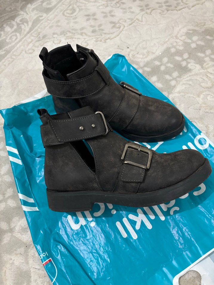 Gri Deri Tokalı Kadın Bot - Görsel 3