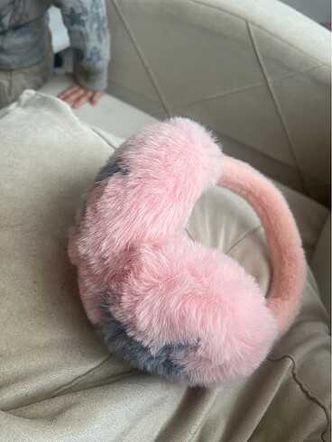 Pembe kulaklık