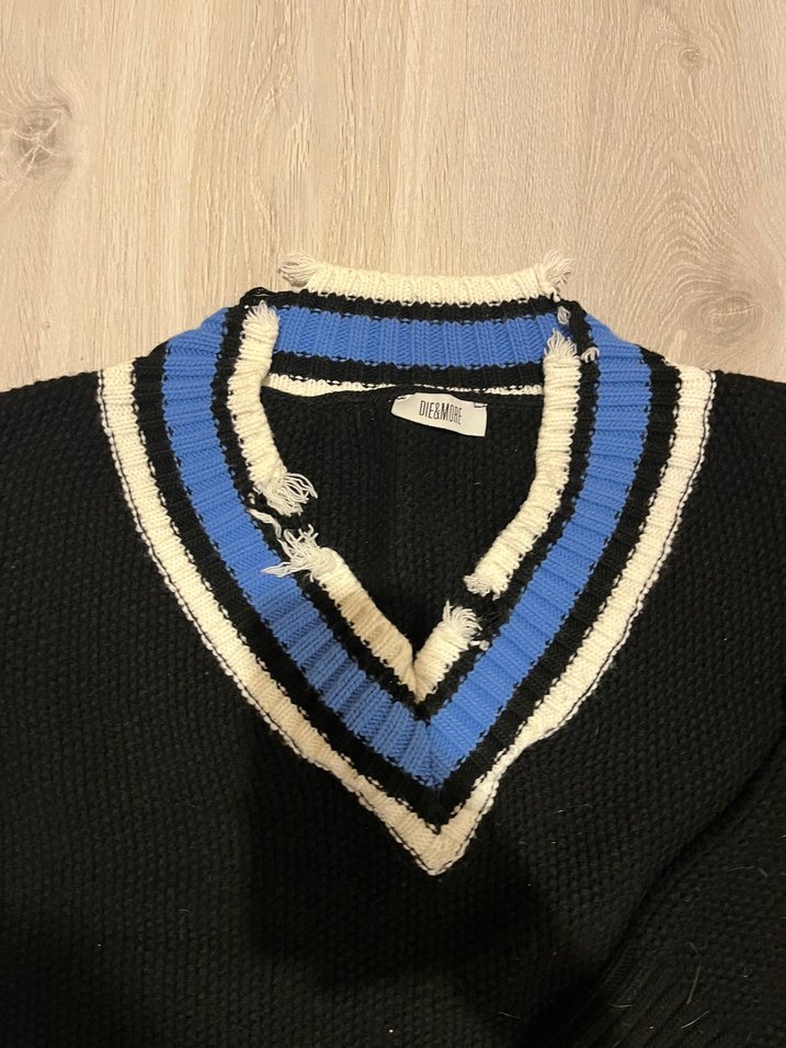 Siyah V Yaka Örgü Salaş Kazak - Görsel 4